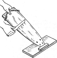 Выделка шкурок в домашних условиях, без химии. Этот рецепт выделки шкурок я узнал на Дальнем Востоке. Он мне понравился тем, что в нем не используются химикаты (за исключением нашатырного спирта и антисептика). Не знаю, насколько он подходит для городского охотника, но кору ольхи или ивы всегда можно найти в лесу или на берегах водоемов. Я пробовал выделывать шкурку зайца. Почему именно зайца? Дело в том, что у зайца самая тонкая мездра, и не каждый способ выделки подходит для этих шкурок. Результат мне понравился, шкурка получилась мягкая, без хруста. Попробуйте, тем более что ничего сложного в этом нет. А ребенку можно сделать натуральный воротничок или варежки, думаю, это будет нелишнее.